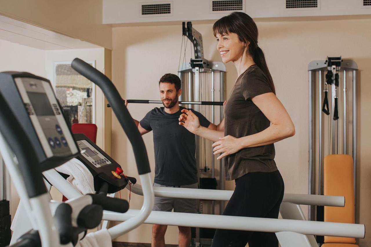 Ortner'S Resort Bad Füssing Buitenkant foto A personal trainer with a client