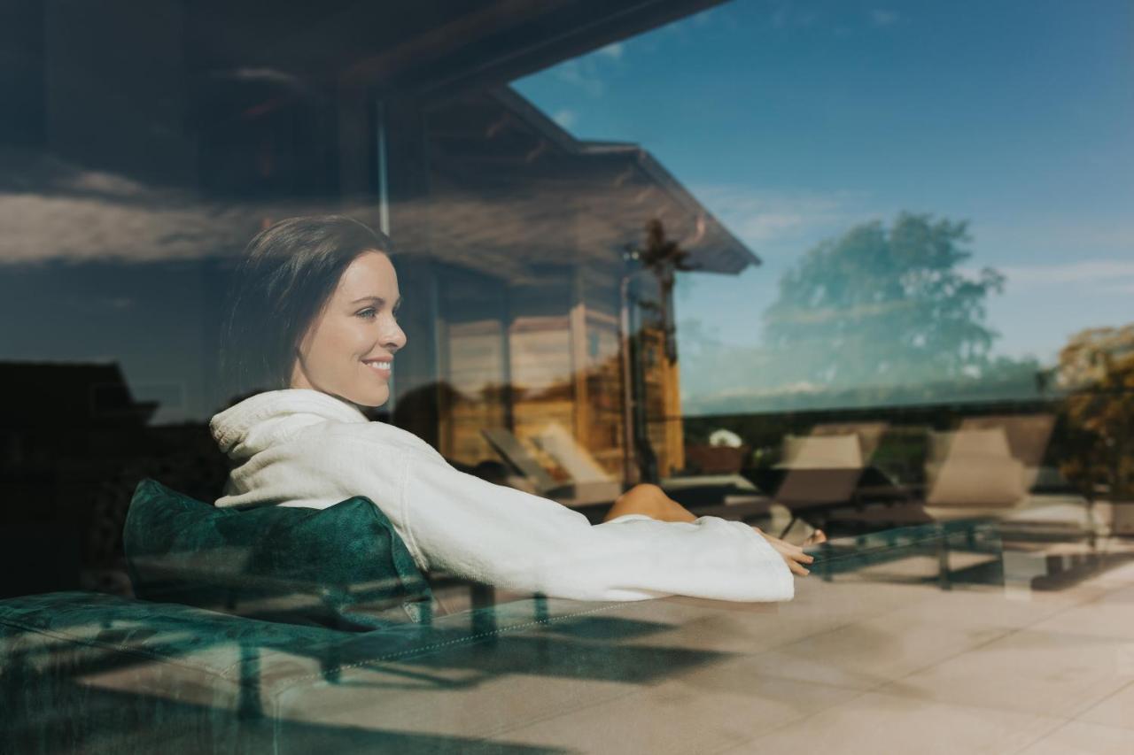Ortner'S Resort Bad Füssing Buitenkant foto A woman relaxing at a resort