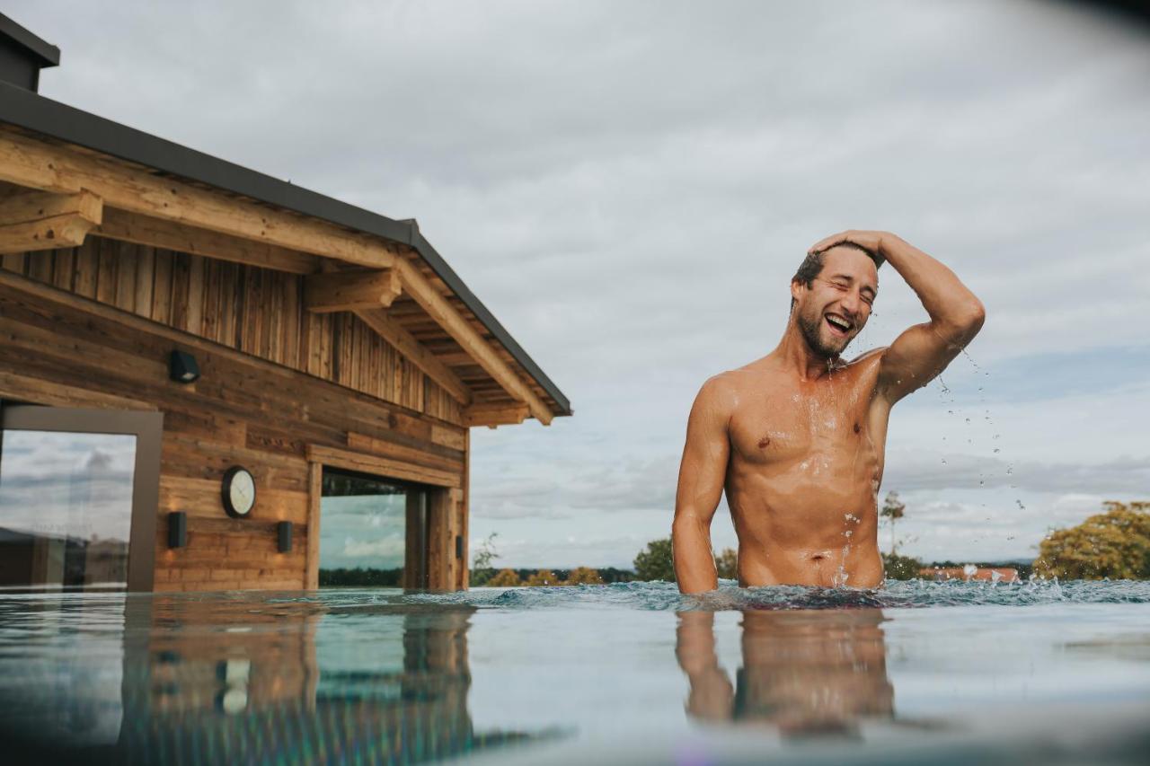Ortner'S Resort Bad Füssing Buitenkant foto A man in a swimming pool