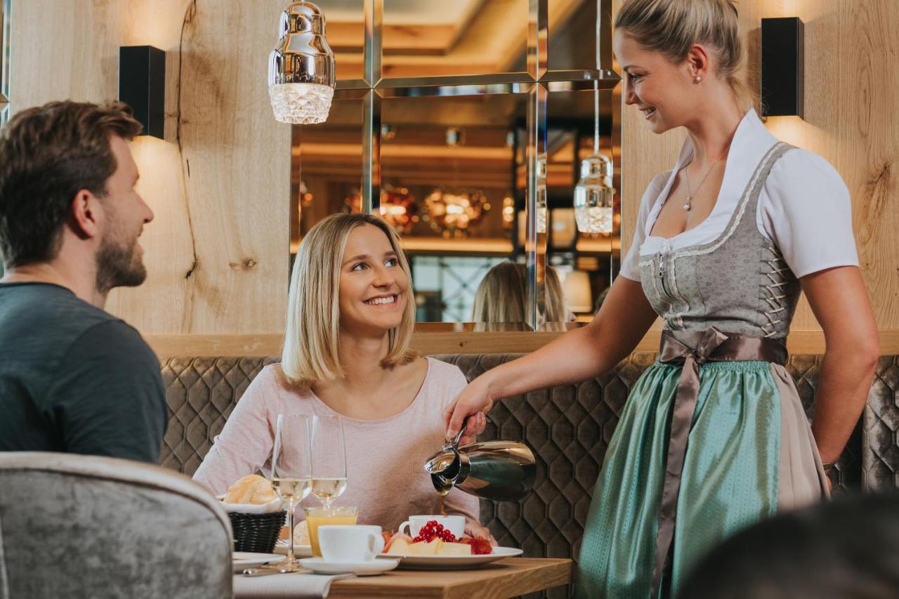 Ortner'S Resort Bad Füssing Buitenkant foto A waitress serving customers