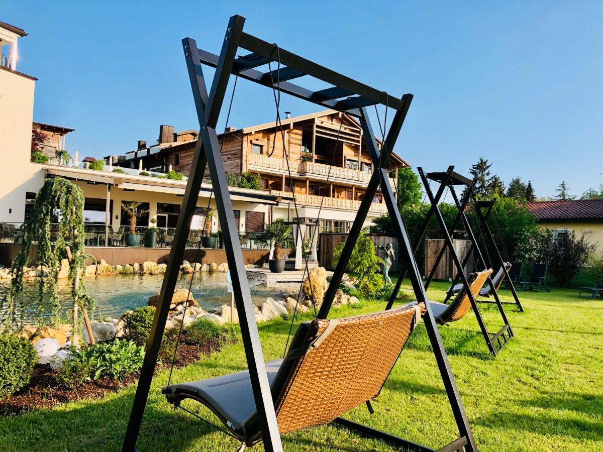 Ortner'S Resort Bad Füssing Buitenkant foto A swing