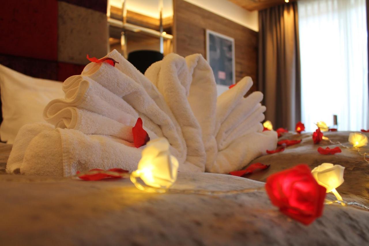 Ortner'S Resort Bad Füssing Buitenkant foto A towel swan